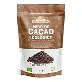 ORIGEN DEL CACAO: El cacao es aquello a lo que Lineo llamó Teobroma, de Theos, que significa “dios”, y broma, “comida”, o sea la comida de los dioses. El cacao es un árbol tropical cuyo hábitat natural tiene lugar en la capa inferior de la selva tropical. Su hábitat favorable se encuentra en los bosques tropicales, con un clima constante y con abundantes precipitaciones bien distribuidas a lo largo del año.