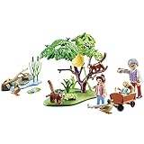 Der Opa besucht mit seinen Enkeln die kleinen Pandas im Freigehege. Der Kindersitz ist aus dem Bollerwagen herausnehmbar.