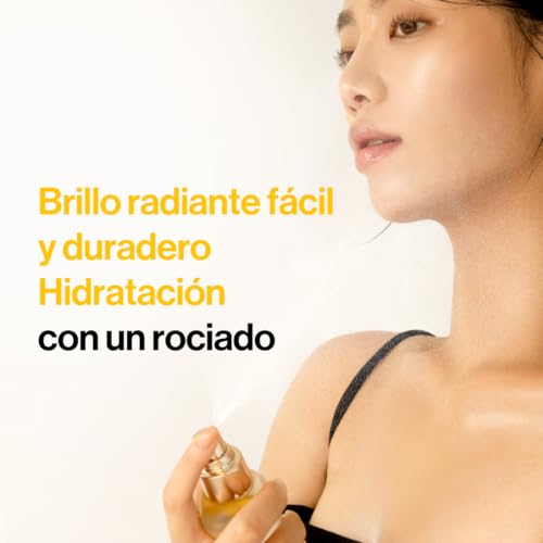 Modelo aplicando el d'alba First Spray Serum, mostrando brillo radiante y hidratación fácil con un rociado suave