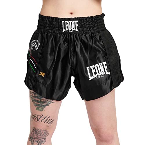 I dettagli ricercati come le labels gommate e il tricolore sono stampate su tessuto satin leggero e comodo