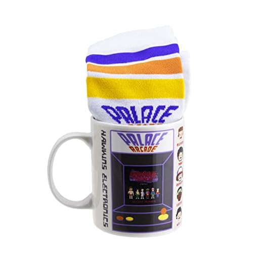 Paladone Stranger Things (PP9884ST) - Juego de tazas y calcetines de regalo, calcetines unisex y taza de café de 300 ml