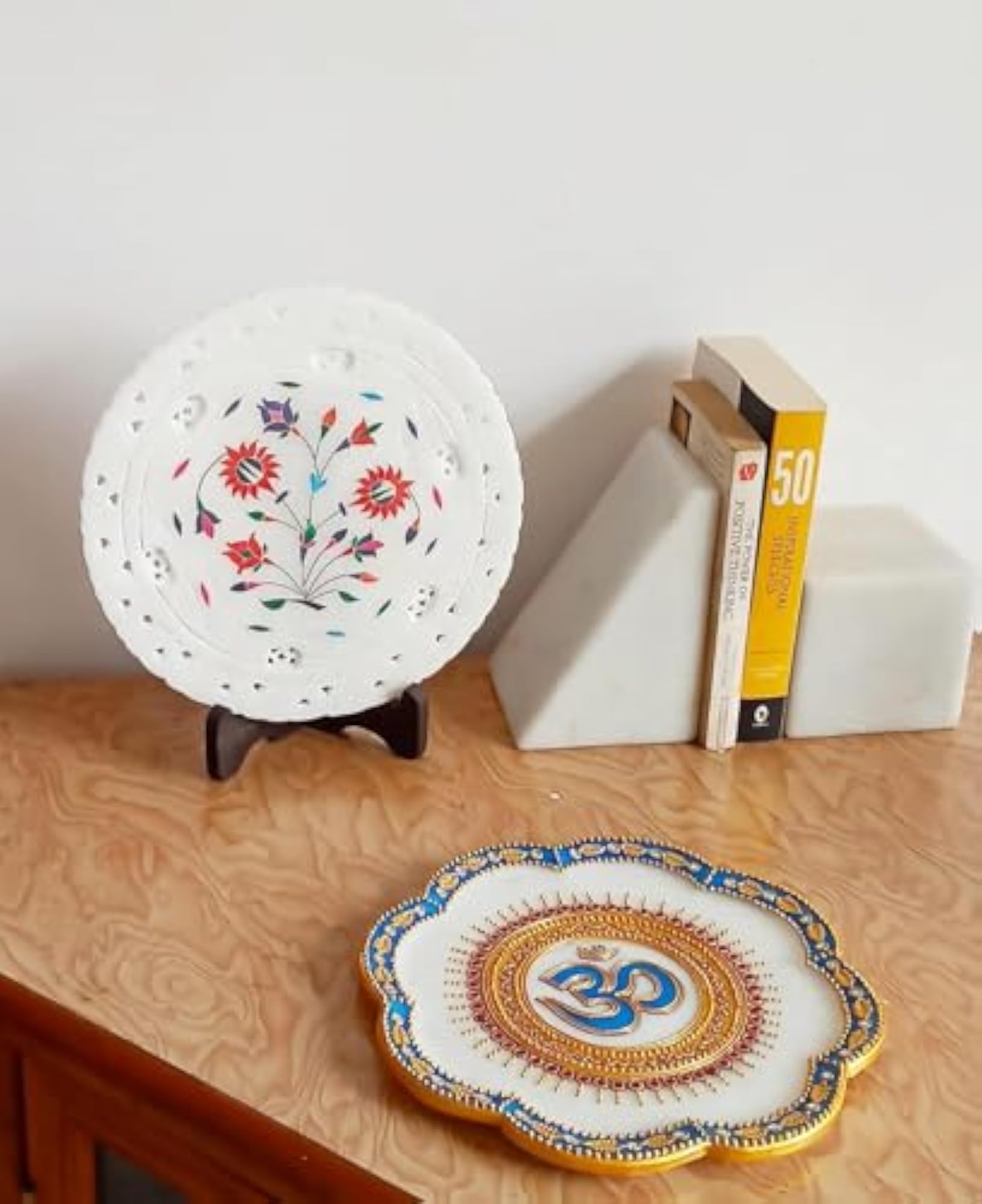 Handmade White Marble Decorative Plate with Wooden Stand