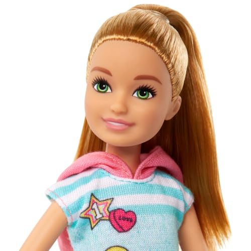 Barbie Boneca Stacie com Roupa Esportiva e Cachorrinho, do Filme Barbie e Stacie ao Resgate