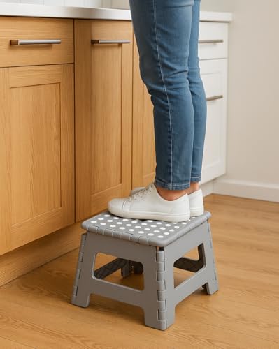 Miniatura 3 de Taburete Plegable Antideslizante, Plástico Resistente Hasta 100 Kg, Compacto Y Portátil Con Asa, Para Adultos Y Niños, Ideal Para Cocina, Baño Y Hogar Gris