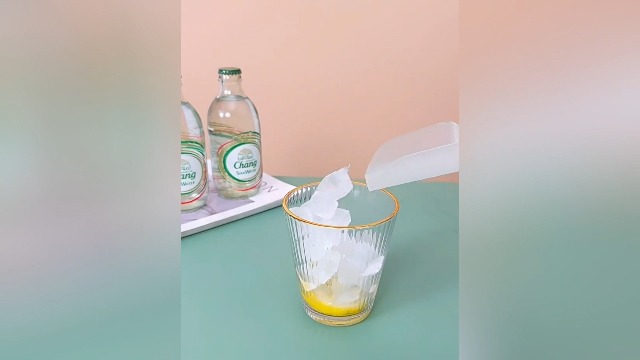 Bandeja para cubitos de hielo con tapa y depósito, 28 rejillas miniatura 7