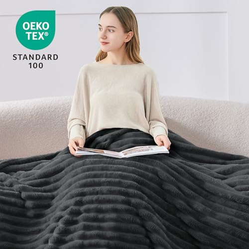 BEDELITE Kuscheldecke Flauschig Decke Klein - weiche Flanell Decken Anthrazit 125x150 für Sofa, Deko Streifen Cord Fleecedecke als Sofaüberwurf für Wohnzimmer, Throw Blanket Wide Use