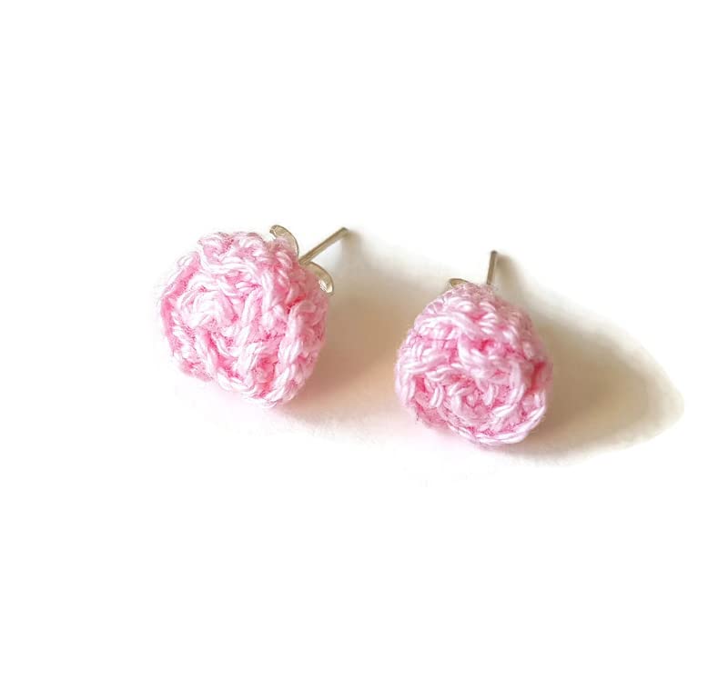 Piccoli e carini orecchini floreali all'uncinetto a forma di rosa