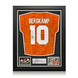 Exclusive Memorabilia garantisce incondizionatamente che tutti gli oggetti firmati siano autentici. L'oggetto verrà fornito con un certificato di autenticità firmato da un direttore della compagnia che mostra la celebrità durante la sessione di autografi. Il certificato presenta un ologramma numerato che corrisponde a un ologramma identico apposto sul prodotto.