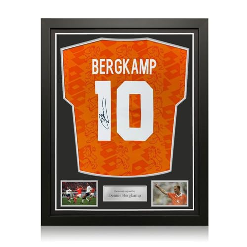 Exclusive Memorabilia garantisce incondizionatamente che tutti gli oggetti firmati siano autentici. L'oggetto verrà fornito con un certificato di autenticità firmato da un direttore della compagnia che mostra la celebrità durante la sessione di autografi. Il certificato presenta un ologramma numerato che corrisponde a un ologramma identico apposto sul prodotto.