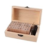 【Juego de 36 sellos de madera】 El juego de sellos de números de letras de goma de madera incluye 26 sellos de alfabeto, 10 sellos de números y 1 almohadilla de tinta, todo empaquetado en una caja de madera para un fácil almacenamiento. Puede utilizar estos sellos de goma de madera para álbumes de fotos, álbumes de recortes, escribir una carta, llevar un diario, hacer tarjetas o etiquetas.