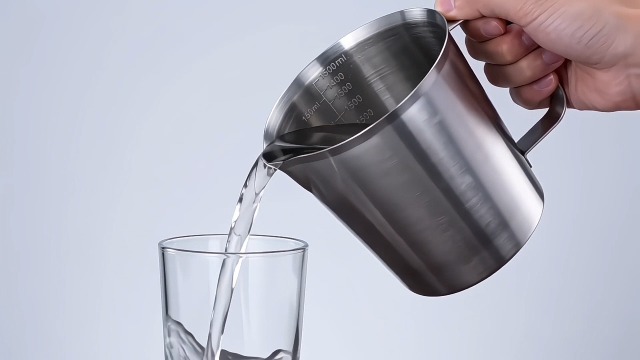 Vaso medidor acero inoxidable 500 ml con asa y pico miniatura 7