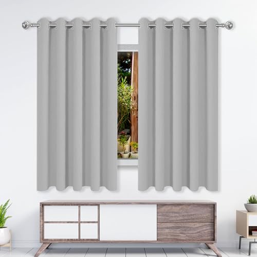 Rideau occultant 1000 x 290 cm gris clair à oeillets pour un grand salon moderne