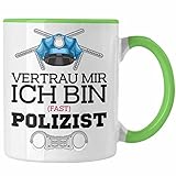 Trendation - Polizist Ausbildung Tasse Geschenk Polizei Lustiger Spruch Ich Bin Fast Polizist (Grün)