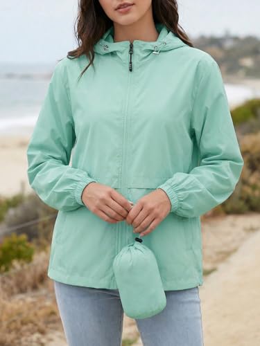 Chaqueta cortavientos mujer impermeable y funcional con capucha 2