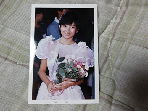 Amazon.co.jp: 岡田有希子 生写真 花束を持つ笑顔 1985年 : ホビー