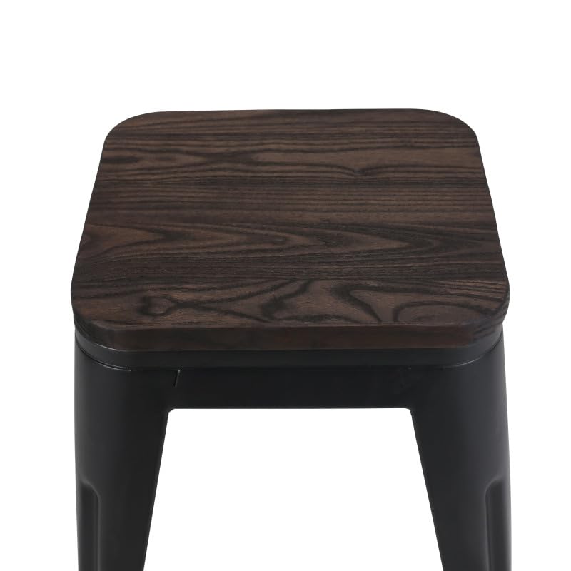 Kosmi - Juego de 4 taburetes de metal, color negro mate, estilo industrial y asiento de madera oscura, altura 46 cm