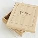 sendmoments Aufbewahrungsbox aus Holz mit individueller Namensgravur, originelle Geschenkidee, personalisierte Erinnerungsbox 113 x 130 mm mit Herzchen-Motiv, Schachtel für Kinder mit Name und Design