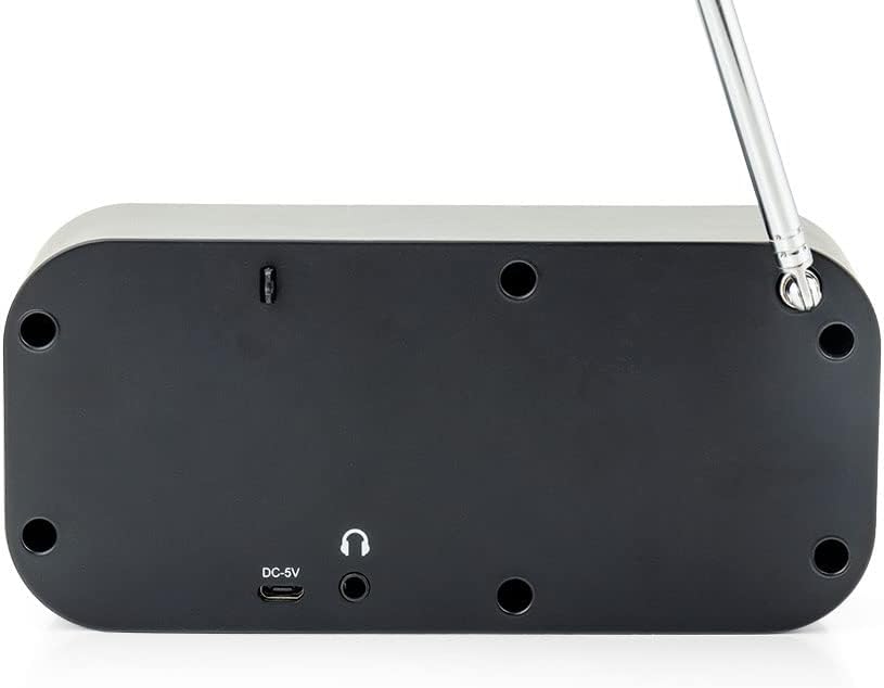 Part inferior de la ràdio Calibre HPG319DAB view mostrant el port de càrrega i el connector per a auriculars