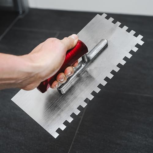 HELPMATE - gezahnte Glättekelle 10x10 mm - Profi Zahnspachtel hergestellt in Deutschland - 230 x 130 mm Zahnkelle zum Auftragen von Spachtelmasse und Fliesenkleber