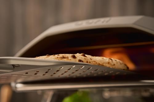 ooni Perforierter Pizzaschieber aus eloxiertem Aluminium, 30,5 cm, mit langem Griff aus Walnussholz, Pizzaschaufel, Pizzaofen-Zubehör, Pizza-Werkzeuge, 30,5 cm