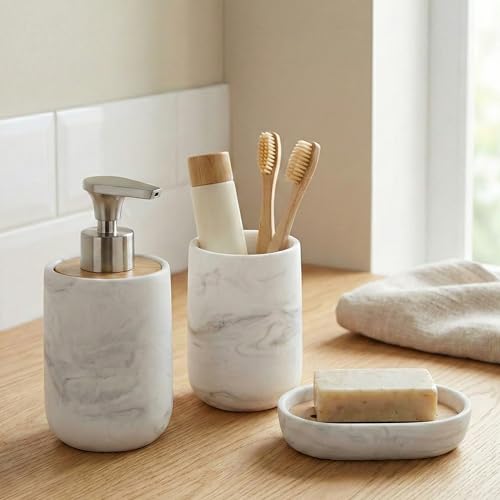 Kook Time Badezimmer Set 3-teilig - Seifenspender mit Pumpe aus Zinklegierung, Zahnputzbecher und Seifenschale - Polyresin Weiß Marmor-Optik und Bambus - Modernes Badzubehör Rostfrei