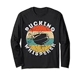 Este gráfico dice "Pucking Whisperer" y muestra un disco de hockey sobre hielo con puesta de sol retro vintage. Impresionante para jugadores de hockey sobre hielo, que aman patinar sobre hielo en la pista de patinaje sobre hielo y jugar hockey sobre hielo con el disco. Ideal para portero de hockey sobre hielo.