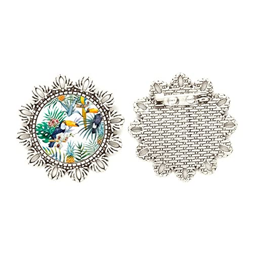 Broche de flores plateadas de diseño refinado con piñas y arbustos esculpidos