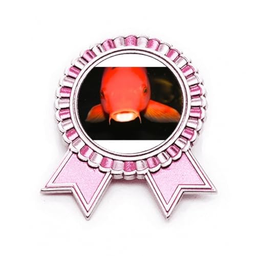 Broche poisson rouge en métal rose aux finitions soignées d'organisme marin