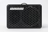 Tragbar – Du kannst sie einpacken, nach Lust und Laune hin- und herschaukeln und rumwerfen. Deine SOUNDBOKS Go ist ein mobiler Lautsprecher, der auf dem Rücksitz deines Autos, auf deinem Fahrradgepäckträger oder auf deiner Schulter Platz findet. Alle Vorteile der SOUNDBOKS vereint in einer tragbaren Version.