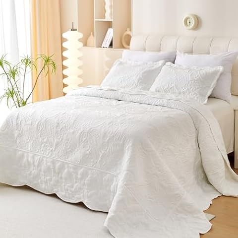 EVENHUG Oversized King Quilt California King Size Lightweight Bedding Set Reversible Bedspread Coverlets for All Seasons 3 Piece (White 120"x120") Cover