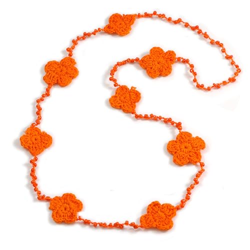 Collier de perles de verre et fleur en crochet pour un look poétique