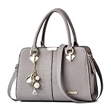 Taille Parfaite Légèreté :Dimensions : 28 × 13 × 19 CM ; Poignée : 13 CM ; Bandoulière : 120 CM ; Poids : seulement 0,70 KG. Ce sac à main pour femme au design élégant avec pendentif décoratif allie praticité et mode. Un accessoire idéal comme sac à main femme classe pour le bureau, la vie quotidienne ou comme tote sac femme bandoulière en voyage.