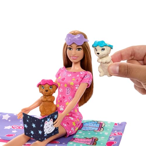 Barbie-Puppe und Spielset mit 2 Spielzeughunden und mehr als 10 Zubehörteilen, Welpen-Pyjama-Party mit Farbwechseleffekt, Schlafsack, Schlafmaske und mehr, HXN01