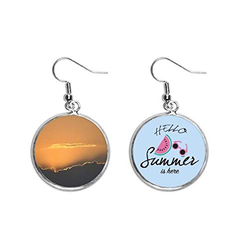 Pendientes de sandía con diseño artístico de nubes sobre fondo naranja