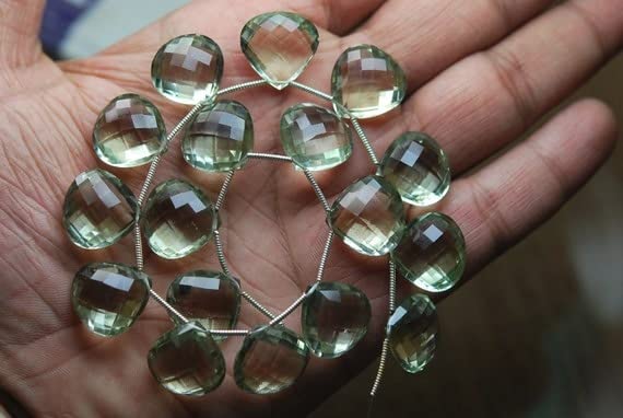 Améthyste verte naturelle cœur taillé 14mm pour offrir un bijou d'anniversaire unique