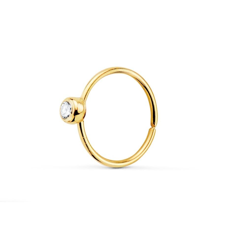 Piercing al naso in oro 18k, cerchio da 8 mm, con zircone cubico da 2,2 mm.