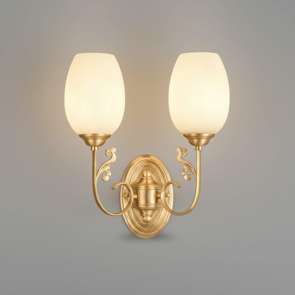 Aplique de pared moderno para el dormitorio con elegante tulipa de vidrio y acabado de latón