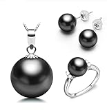 Parure de bijoux en or 18 carats avec pendentif et boucles d'oreilles à tige en perles de culture de Tahiti noires. Caractéristiques : Taille des perles : 9-10 mm. Forme de la perle : parfaitement ronde. Couleur : noir. Surface : micro défaut. 5. Type de perle : Perle de Tahiti ; 6. Lustre : haute brillance. Origine : Polynésie / Tahiti ; 8. Accessoire pendentif : or 18 carats. Boucles d'oreilles : or 18 carats. Accessoire de bague : argent sterling 925