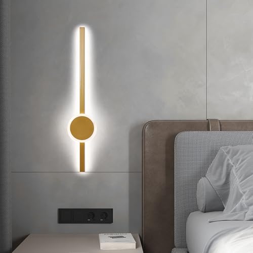 Lámpara de pared larga para iluminar zonas oscuras con un aplique LED geométrico de diseño oro