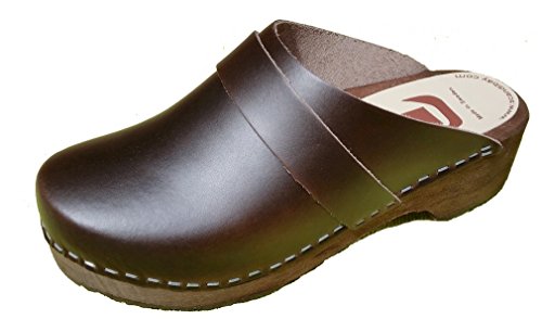 Sabots cuir marron et semelle bois pour des moments de détente au jardin
