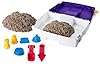Kinetic Sand Valigetta Sempre con Te Sabbia cinetica 900gr Sabbia magica Sabbia colorata marrone 5 formine e 2 accessori Giocattoli per bambini e bambine 3 anni #1