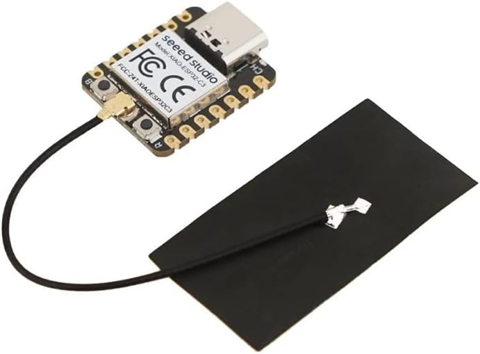 لوحة Seeed Studio XIAO ESP32C3 مع هوائي U.FL خارجي متصل بها.