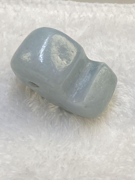 卯堂　勾玉　手磨き1点物　糸魚川翡翠　透過する原石から加工　モアイ像似 Amazon.co.jp: 卯堂 勾玉 手磨き1点物 糸魚川翡翠 透過する原石から