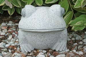 石のカエルです。 ガーデンオブジェ 石の蛙三匹 | caeru