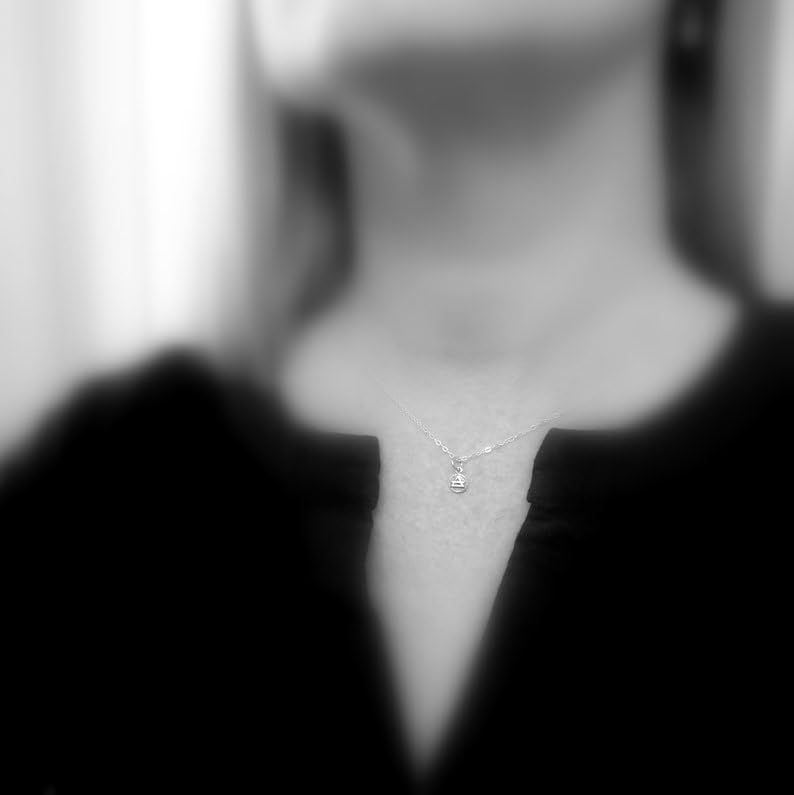 Collar mini de elementos del aire en plata de ley 925. Dije con cuatro símbolos elementales. Signos del zodíaco: Géminis, Libra y Acuario. Joya pequeña y delicada | Con cadena de 45 cm | Chapado en