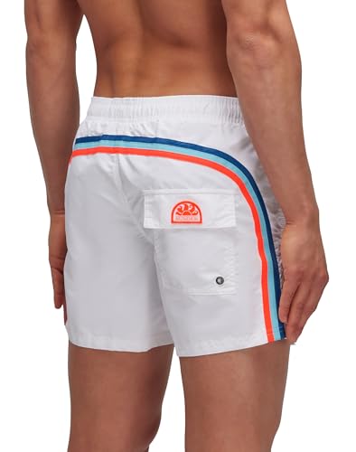 TESSUTO E SENSIBILITÀ: Realizzati con l'iconico blend di nylon e taffetà di Sundek, questi slip offrono la perfetta combinazione di durabilità senza tempo e comfort contemporaneo. Le proprietà di asciugatura ultra rapida li rendono ideali per transizioni senza soluzione di continuità tra acqua e terra, mentre le cuciture triple garantiscono una resistenza duratura senza mai compromettere la flessibilità.