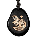 🎨 Einzigartige Gravuren: Jeder Anhänger ist individuell mit traditionellen Schutzsymbolen graviert, die Ihrem Schmuckstück eine besondere Bedeutung und Ästhetik verleihen.