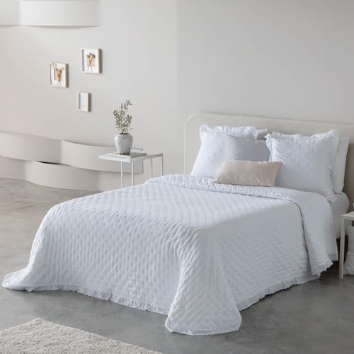 Fundeco - Colcha Cama de 150 - Tejido Jacquard - 250x270 - Color Blanco - Incluye 2 Fundas de Cojín Decorativo 50x70 cm (Adelia Blanco)