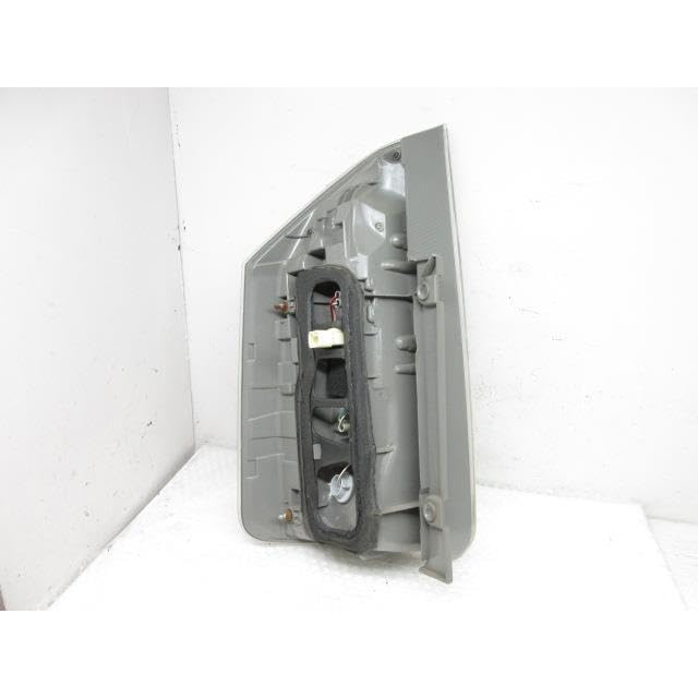 ヴォクシー ZRR70/75 右テールレンズ　81550-28593 ア502 ヴォクシー ZRR70/75 右テールレンズ 81550-28593 ア502 - メルカリ