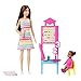 Produktbild Barbie-Puppe Lehrerin mit brünetter Modepuppe mit gemustertem Kleid, 1 Kleinkind-Puppe und Unterrichtszubehör, JCR76